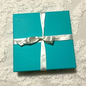 Large Tiffany box with lid and ribbon